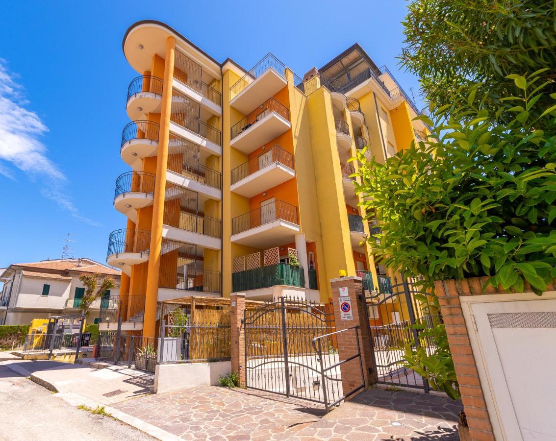 Tortoreto Residence Palazzo Sayonara מראה חיצוני תמונה